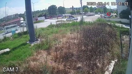 Denizli'de Dağıtım Aracı Otomobilin Üzerine Devrildi