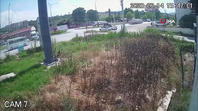 Denizli'de Dağıtım Aracı Otomobilin Üzerine Devrildi