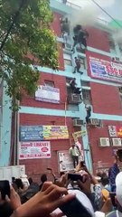 Delhi'deki dershanede korkutan yangın: Öğrenciler tellere tutunarak yangından kaçtı