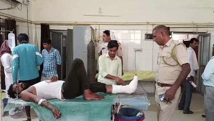 बस का पिछला टायर फटा, दम्पती घायल