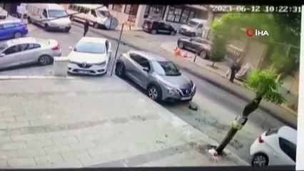 Bayrampaşa'da park halindeki motosikleti çalan 2 şüpheli kamerada