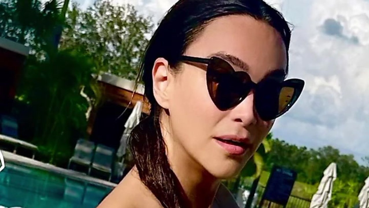 Verona pooth im sexy badeanzug: hier heizt sie ihren fans ein
