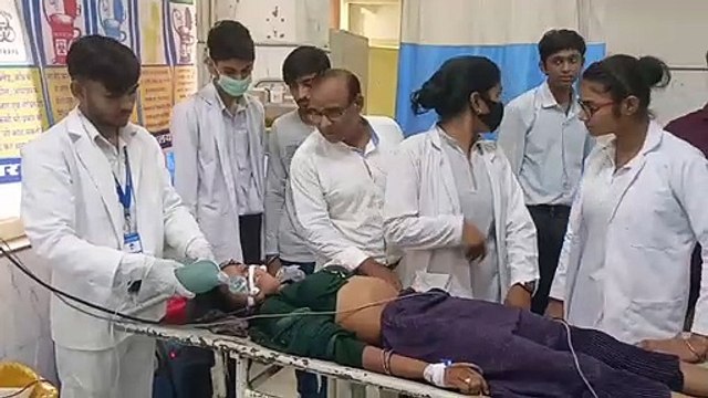 पहले डिवाइडर पर चढ़ा ट्रैक्टर, फिर दो हिस्सों में टूटकर पलटी ट्रॉली, दो मजदूरों की मौत