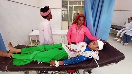पहले डिवाइडर पर चढ़ा ट्रैक्टर, फिर दो हिस्सों में टूटकर पलटी ट्रॉली, दो मजदूरों की मौत