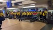 La solidarité internationale à l'œuvre : des pompiers sud-africains arrivent au Canada pour combattre des incendies de forêt dévastateurs