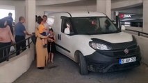 Ticari araç, araç yolunu kullanan bebek arabalı kadına çarptı