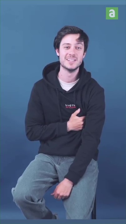 Félix Radu lit un extrait de sa pièce à succès