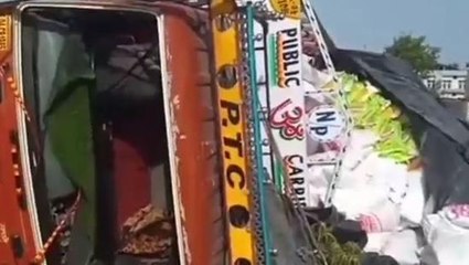 मुरादाबाद: तेज रफ्तार डीसीएम पलटने से हाईवे पर मचा हड़कंप, घायलों का इलाज जारी