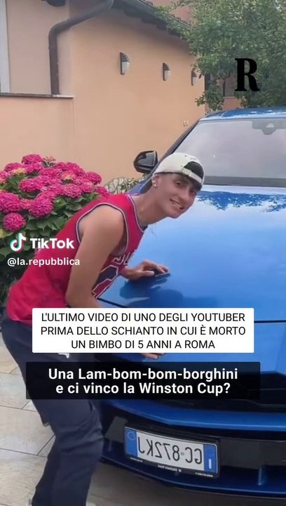 Bimbo moto a Roma, lo youtuber: "Questo con la Smart che fa?"