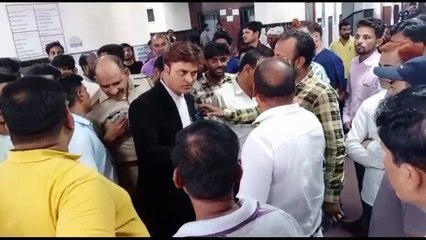 Video: व्‍हीलचेयर नहीं मिली तो घायल बेटे को स्‍कूटी से अस्‍पताल की तीसरी मंजिल पर ले पहुंचा
