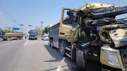 인천 오류동 덤프트럭끼리 추돌...1명 병원 이송 / YTN