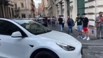 L'arrivo di Elon Musk a Palazzo Chigi (un taxi blocca la sua Tesla)