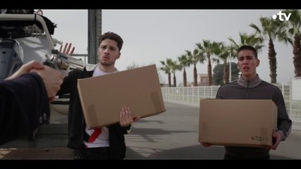 Un Si Grand Soleil : Hélène pète un câble et braque son flingue sur...