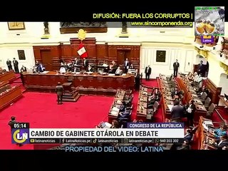 LE DAN CON PALO A KEIKO FUJIMORI