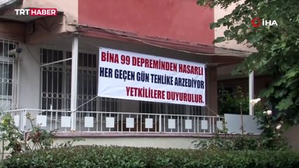 Çökme riski olan bina için pankartlı uyarı: Tahtalarla güçlendirmeye çalıştı