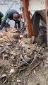 Ucraina, il video della donna estratta viva dalle macerie dopo attacco missilistico