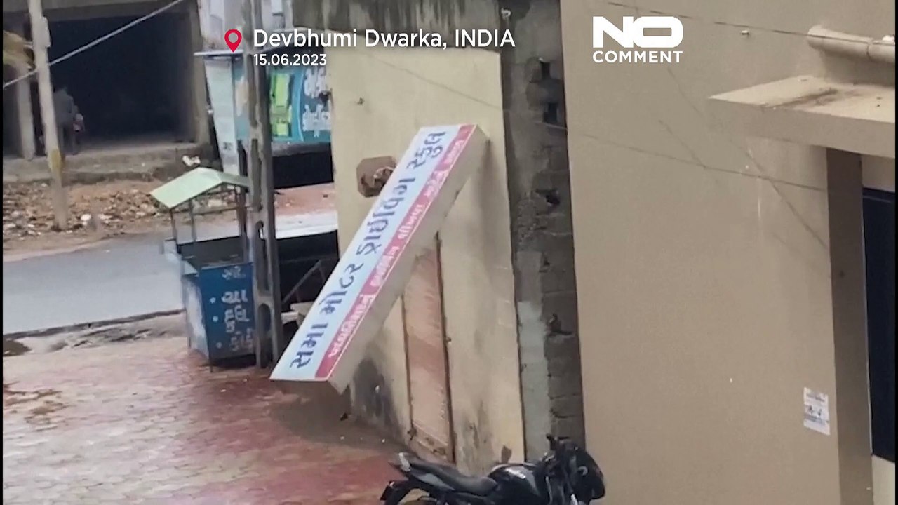 Rafales de vent et vagues : le cyclone Biparjoy touche terre en Inde