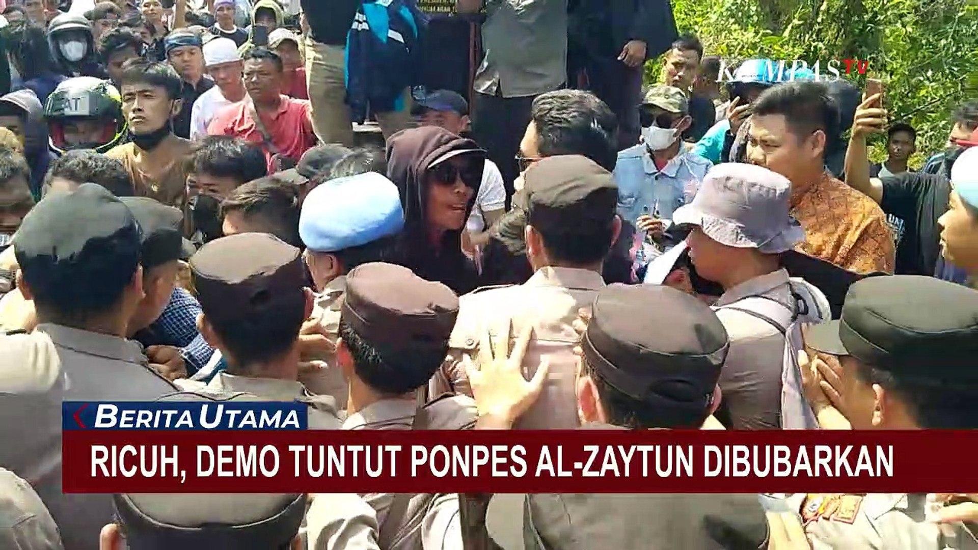 ⁣Aksi Demo Tuntut Ponpes Al-Zaytun Indramayu Dibubarkan Berakhir Ricuh