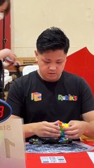 Jovem Autista quebra recorde de montagem de cubo mágico