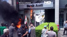 لبنانيون غاضبون يكسرون واجهات المصارف في بيروت والسبب.. ودائعُهم التي حُرموا منها