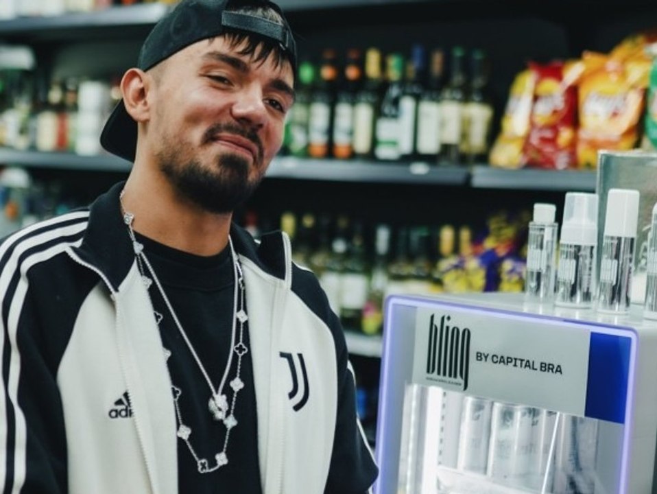 Keine Star-Allüren: Capital Bra putzt seine Schuhe selbst