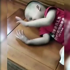 Küçük çocuk uykuda ağlarken, elinde tablet varmış gibi kaydırdı... O anlar ebeveynlerde endişe yarattı