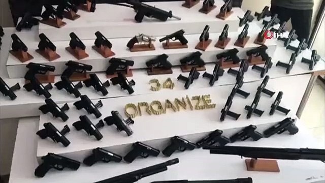 Une exposition d'armes saisies dans des ateliers illégaux a eu lieu