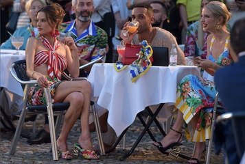 « Tomato girl » : qu’est-ce que cette tendance mode qui envahit TikTok et qui célèbre la dolce vita ?