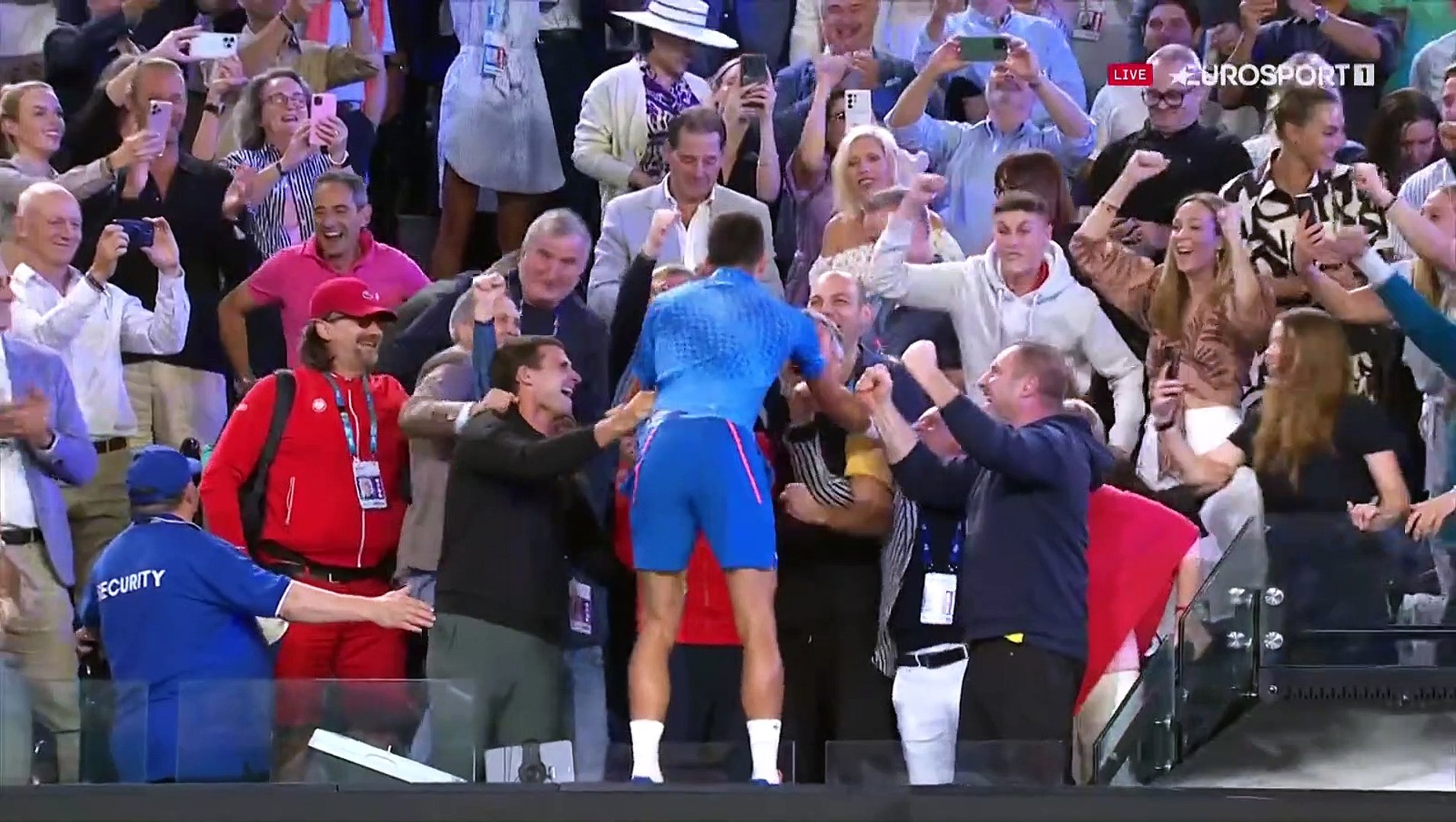 Le poids de l'émotion : Djokovic s'écroule en larmes une fois son 10e Open  d'Australie en poche - Vidéo Dailymotion