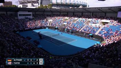 Stupeur et frayeur dans le stade : Une balle de tennis géante explose dans le public