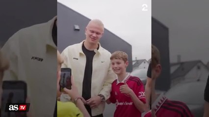 Watch what Haaland does when he takes a photo with a fan