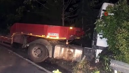 Le camion a percuté les barrières, le matériel de construction qu'il transportait a dévalé la falaise à plusieurs mètres.