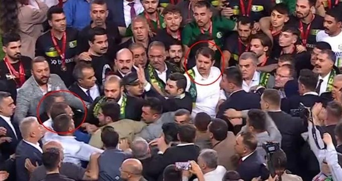 Şanlıurfaspor’un kupa töreninde Emin Yetim ve Vali Salih Ayhan arasında gerginlik