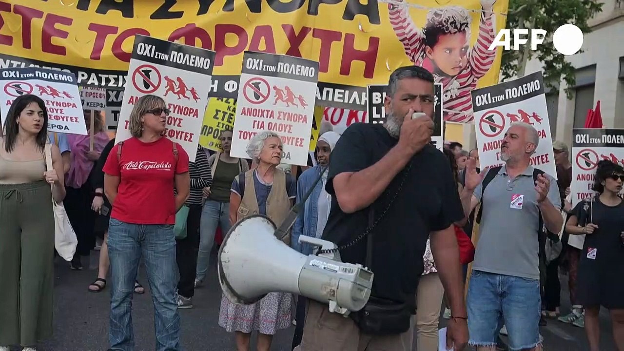 Nach Schiffsuntergang: Tausende Griechen fordern mehr Schutz für Flüchtlinge