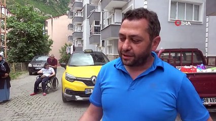 Engelli kızını okula götürebilmek için her gün kucağında taşıyor