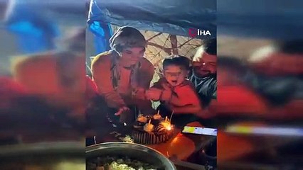 Oğulları için çadırda düzenlenen doğum günü anneyi hüzünlendirdi