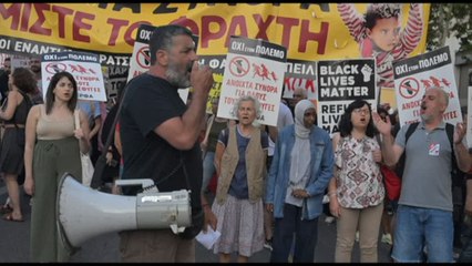 Corteo pro-migranti ad Atene, bruciata la bandiera dell'Unione europea