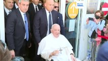 Papa deixa hospital sob aplausos nove dias após cirurgia