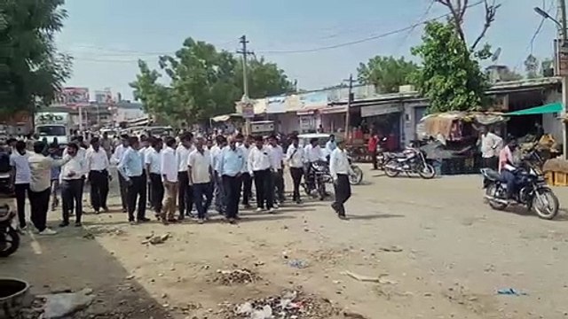 एसडीएम के तबादले और निर्णयों की जांच के लिए उग्र हुए अ​धिवक्ता