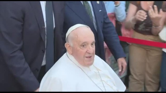 Papa Francesco dimesso dal Gemelli: Sono ancora vivo