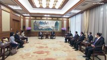 لقاء نادر بين الرئيس الصيني شي جينبينغ ورجل الأعمال الأمريكي بيل غيتس في بكين