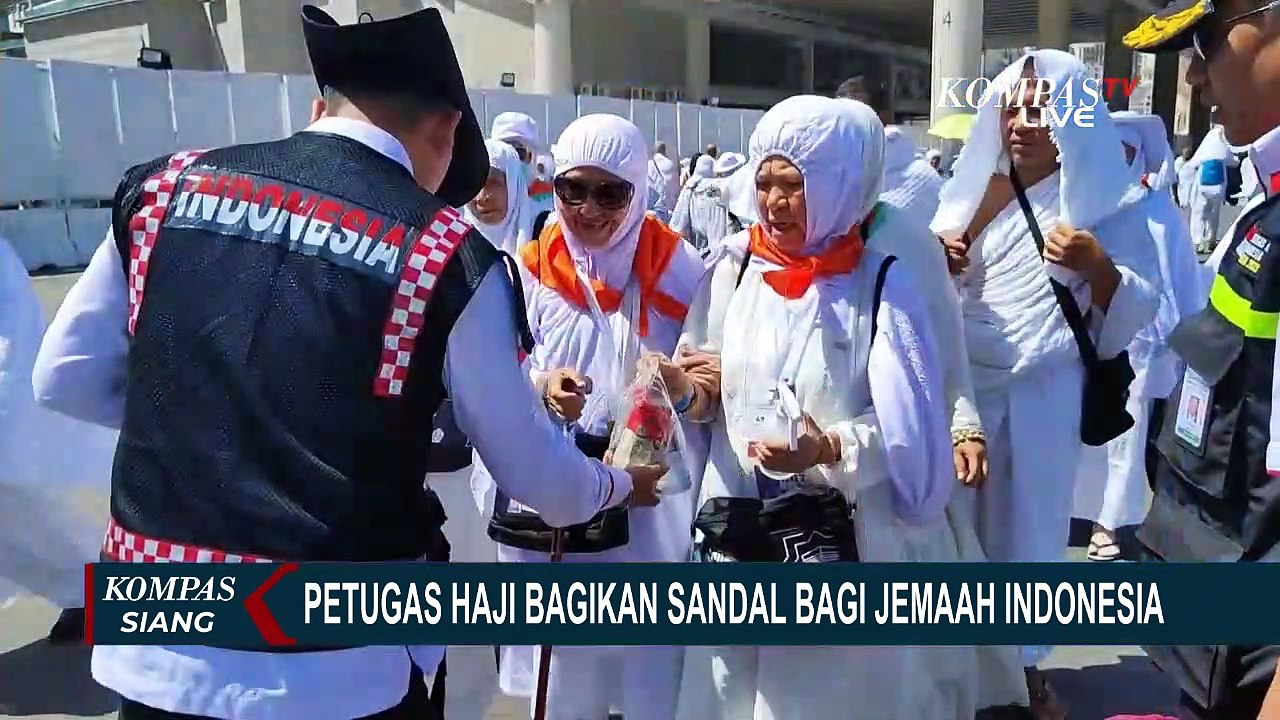 Hindari Dehidrasi saat Ibadah Haji, Petugas  Bagikan Sandal dan Minuman Bagi Jemaah Indonesia