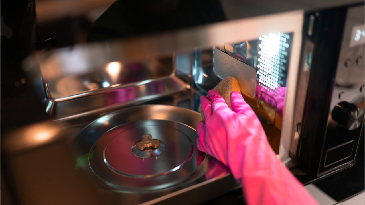 Mikrowelle: So kriegen Sie die hartnäckigsten Flecken weg