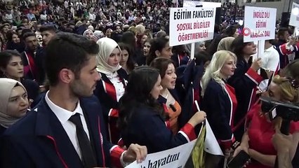 Mezuniyet töreninde ağlatan deprem pankartı