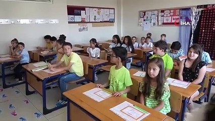 Aynı okulda 10 ikiz ve 2 üçüz öğrenci karne heyecanı yaşadı