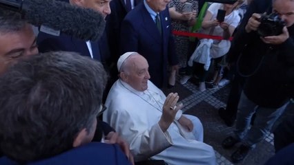 Hundreds gather outside Rome hospital to greet recovering Pope