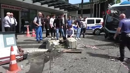 Pendik’te freni patlayan minibüs hastanenin girişine daldı
