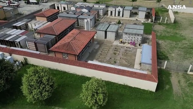 Un mese fa l'alluvione in Emilia-Romagna, tombe ricoperte dal fango