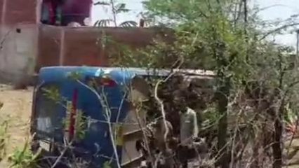 तेज रफ्तार से पलटी बस, मची चीख पुकार और खून से सनी सड़क
