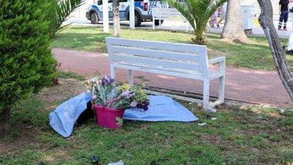 Sattığı çiçeklerin yanında ölü bulundu